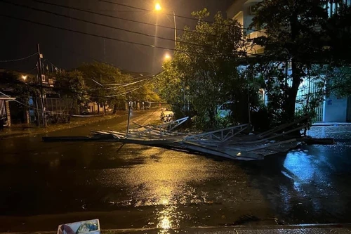 Bão số 4 đổ bộ đất liền Thừa Thiên Huế- Quảng Ngãi, mưa xối xả đổ xuống Trung bộ