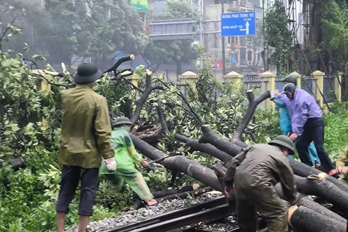 Nhiều tuyến đường sắt vẫn tê liệt do bão số 3