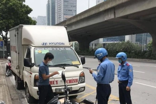 Một loạt xe dừng đỗ giao nhận hàng bừa bãi trên đường Phạm Hùng bị lập biên bản