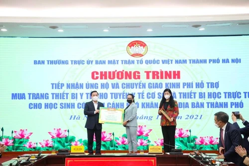Grab trao tặng 100 máy tính bảng hỗ trợ học sinh có hoàn cảnh khó khăn tại Hà Nội