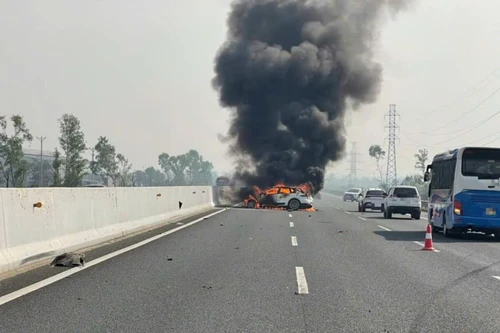 Ô tô Porsche bốc cháy ngùn ngụt trên cao tốc Hà Nội - Hải Phòng sau va chạm