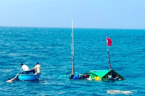 Gặp lốc xoáy tàu cá bị chìm, 11 ngư dân Quảng Bình mất tích 