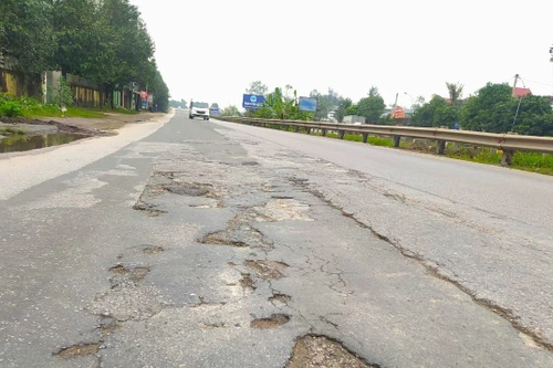 Ba Sở Giao thông bị phê bình vì “có tiền nhưng không tiêu được”