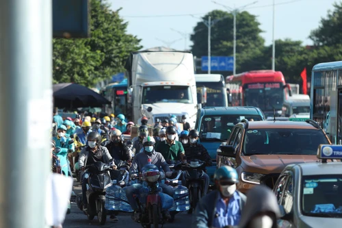Người dân ùn ùn rời Thủ đô, các tuyến đường cửa ngõ tắc "cứng"