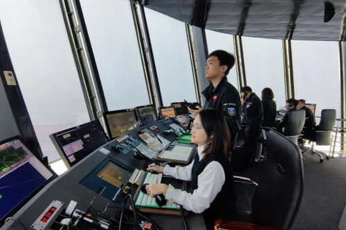 Hơn 450 chuyến bay bị ảnh hưởng bởi bão số 10