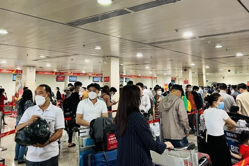 Sân bay Tân Sơn Nhất khó tránh ùn tắc khi đón 130.000 khách/ngày dịp Tết