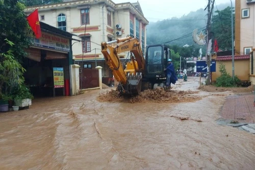 Miền Trung mưa trắng trời, nhiều huyện miền núi Nghệ An bị cô lập, chia cắt
