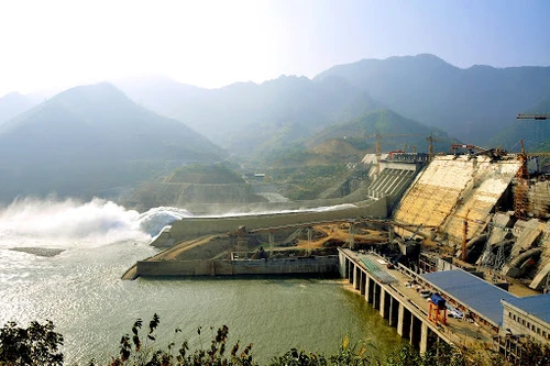 Nước lũ về dồn dập, thủy điện Hòa Bình mở 1 cửa xả từ 8h sáng 30-9