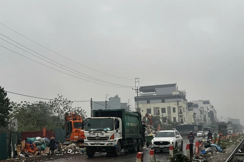 Hà Nội: Thu dọn hàng chục tấn bánh kẹo, thực phẩm bị đổ trộm ở La Phù