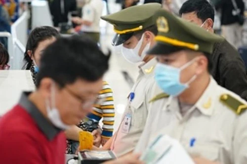 Khách phải hoàn tất khai báo y tế trước khi qua soi chiếu an ninh