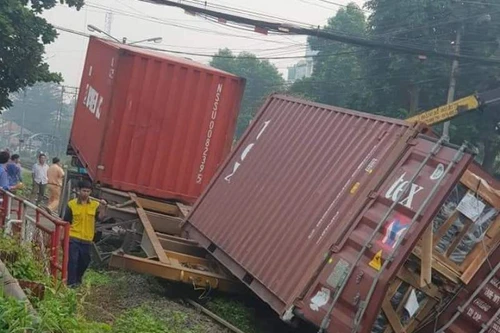 Xe container vượt đường ngang bị tàu hỏa đâm đứt rời