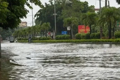 Cấm phương tiện lưu thông trên tỉnh lộ 413 qua Sơn Tây do ngập