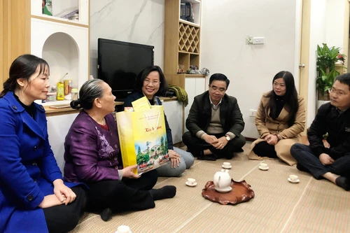 Thanh Xuân: Thăm hỏi, tặng quà gia đình cách mạng và gương “người tốt, việc tốt” dịp Tết Giáp Thìn