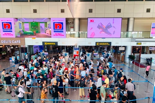 Sân bay đóng cửa, hàng không hủy chuyến, tàu Thống Nhất tạm dừng chạy do bão số 13