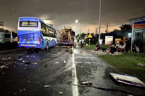 Xe khách đâm đuôi xe đầu kéo, phụ xe bị đứt lìa cánh tay