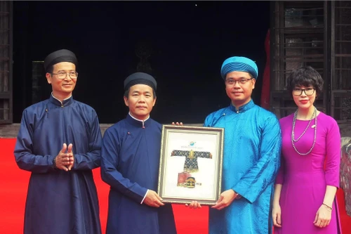 Huế chính thức tiếp nhận 2 cổ vật giá trị do Tập đoàn Sunshine hiến tặng