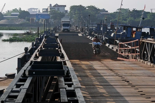 Cầu phao Ninh Cường thông xe trở lại sau 1 tháng bị lũ sau bão số 3 kéo đứt