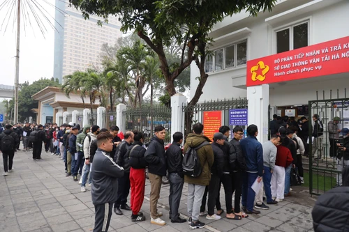 Người dân ùn ùn tới xếp hàng từ sáng sớm đổi bằng lái xe