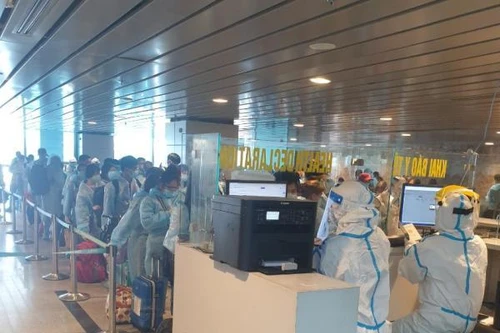 Lo ngại biến chủng Omicron, hai đầu Hà Nội và TP. HCM 'siết' khách nhập cảnh