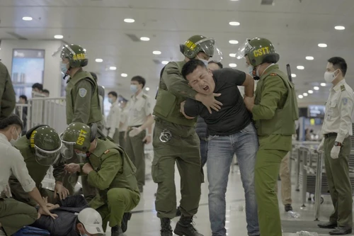 Hành khách gây rối trật tự công cộng tại sân bay Nội Bài sẽ bị khống chế như thế nào?