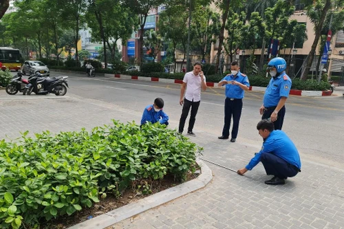 Chủ đầu tư dự án Diamond Park Plaza Láng Hạ ngang nhiên xây bồn cây chắn ngang vỉa hè