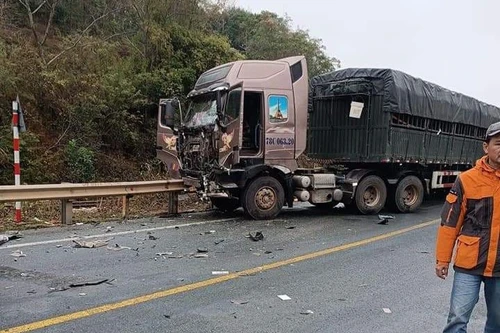 Xe khách va chạm xe đầu kéo chạy ngược chiều làm 2 người chết, nhiều người bị thương