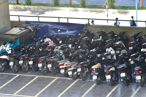 Xử phạt 5 trường hợp chiếm dụng vỉa hè trông xe trái phép dọc tuyến metro Nhổn- Ga Hà Nội 