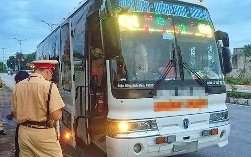 Xe khách chở 3 ca bệnh nhiễm Covid-19 vào Điện Biên bị tước phù hiệu, phạt tiền