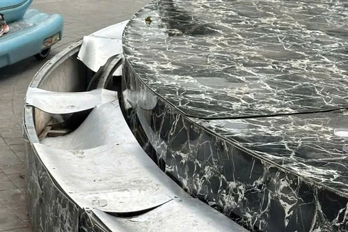  Biểu tượng phố đi bộ Trần Nhân Tông mới xong đã vỡ, chủ đầu tư nói gì?