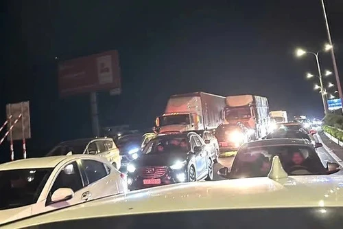 Vì sao trạm thu phí cao tốc Pháp Vân- Cầu Giẽ bị lỗi, lái xe phải "cầu cứu" nhân viên thu phí?