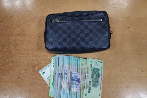 Khách bỏ quên cả vali hành lý có 350 triệu ở sân bay