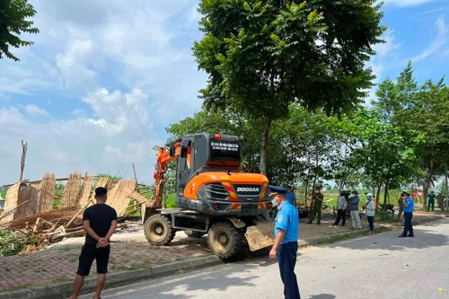 Giải tỏa vi phạm lấn chiếm lòng đường, hành lang giao thông trên quốc lộ 21A