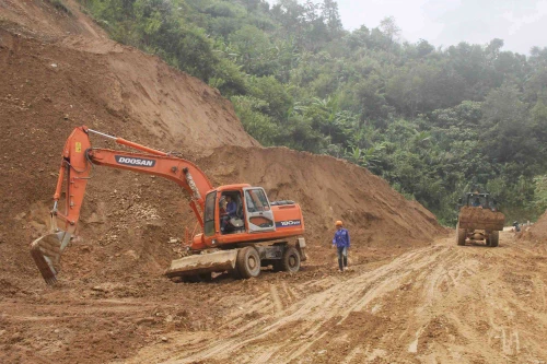 Sạt lở khiến tuyến quốc lộ độc đạo 4H nối 2 tỉnh miền núi có nguy cơ đứt gãy