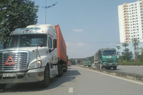 Xe quá tải tái xuất, hoành hành trên nhiều tuyến đường Hà Nội