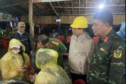 Giải cứu thành công hơn 300 người mắc kẹt do sạt lở đèo Khánh Lê trong đêm