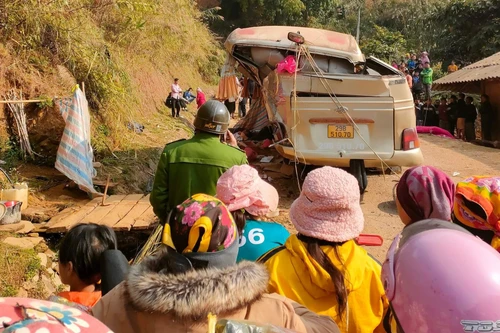 Sơn La: Xe chở khách đi đám cưới đổ dốc bị lật làm 3 người chết