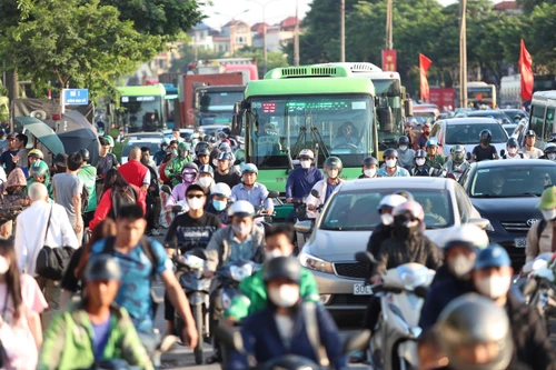 Bến xe, các tuyến đường cửa ngõ đông nghịt người dân rời Thủ đô nghỉ lễ