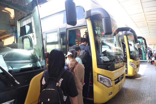 Nhu cầu đi lại tăng vọt dịp nghỉ lễ 30-4, yêu cầu không được tăng giá vé xe khách