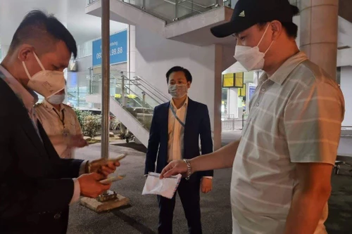 Hành khách bỏ quên phong bì có hơn 300 triệu đồng ở sân bay, bị khách khác “cầm nhầm”