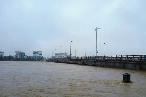 Cấm phương tiện lưu thông qua cầu Châu Ổ trên quốc lộ 1 do nước lũ đã chạm dầm