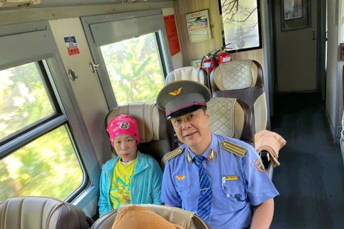 Hành khách đặc biệt định "nhảy tàu" về quê và cái kết cảm động