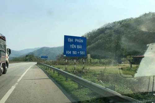 Bất cập, hư hỏng cao tốc Nội Bài- Lào Cai chưa được sửa chữa sau nhiều lần nhắc nhở