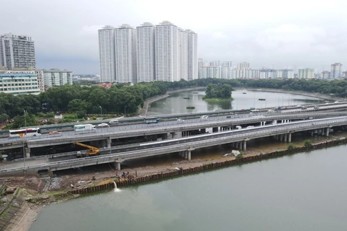 Các phương tiện lưu thông trên đường đi thấp qua hồ Linh Đàm như thế nào?