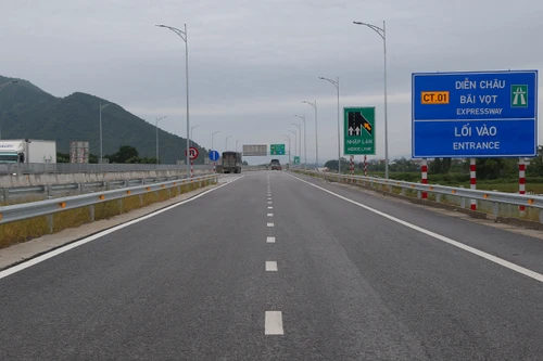 Cao tốc Diễn Châu- Bãi Vọt miễn phí phương tiện vận chuyển hàng hoá cứu trợ lũ lụt