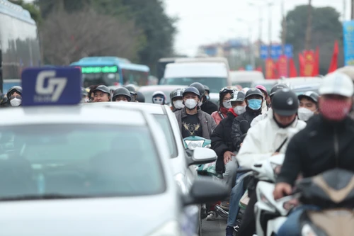 Người dân ùn ùn trở về, đường cửa ngõ Thủ đô ùn tắc chiều mùng 5 Tết