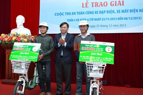 Thêm hai xe đạp diện được trao cho người trúng giải