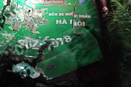 Xe tải mất lái húc đuôi xe khách, 11 người thương vong