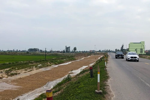 Lên phương án tiếp tục đầu tư hoàn tất hạng mục dở dang của dự án mở rộng quốc lộ 9