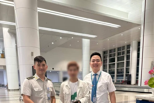 Hành khách nhận lại chiếc balo với hơn 200 triệu đồng để quên tại sân bay Nội Bài