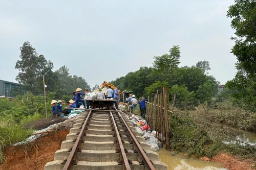 Thông tuyến đường sắt qua Trung Giã sau khi bị nước lũ cuốn trôi nền